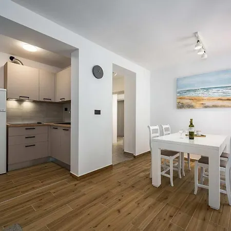 App Marina Apartament *