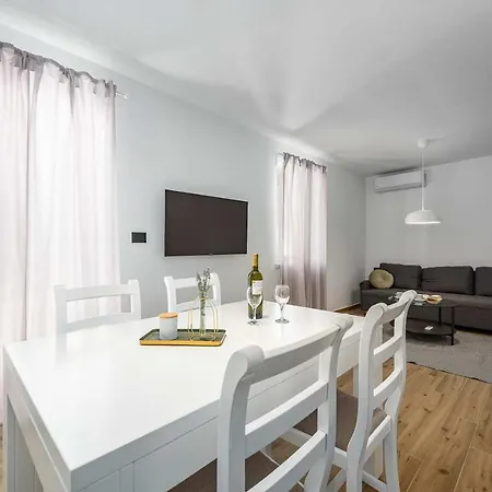 App Marina Apartament *